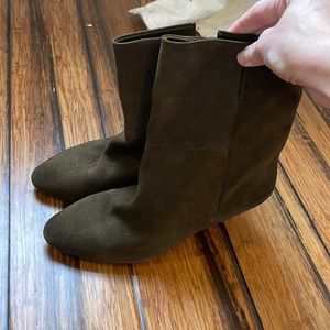 Olive green suede ankle boots. Free people size 40.